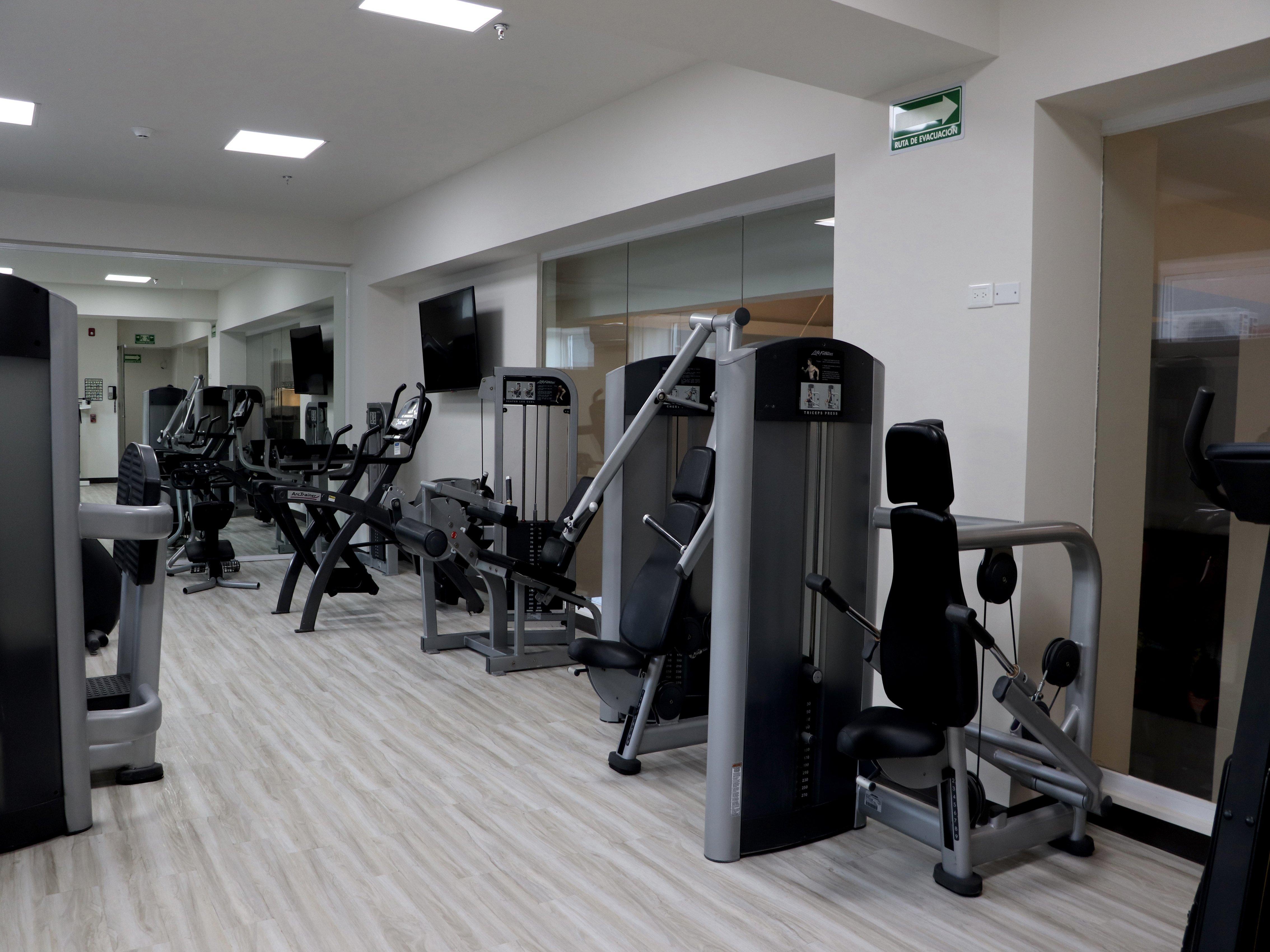 Holiday Inn Express Guaymas By Ihg Exterior foto The gym at the hotel