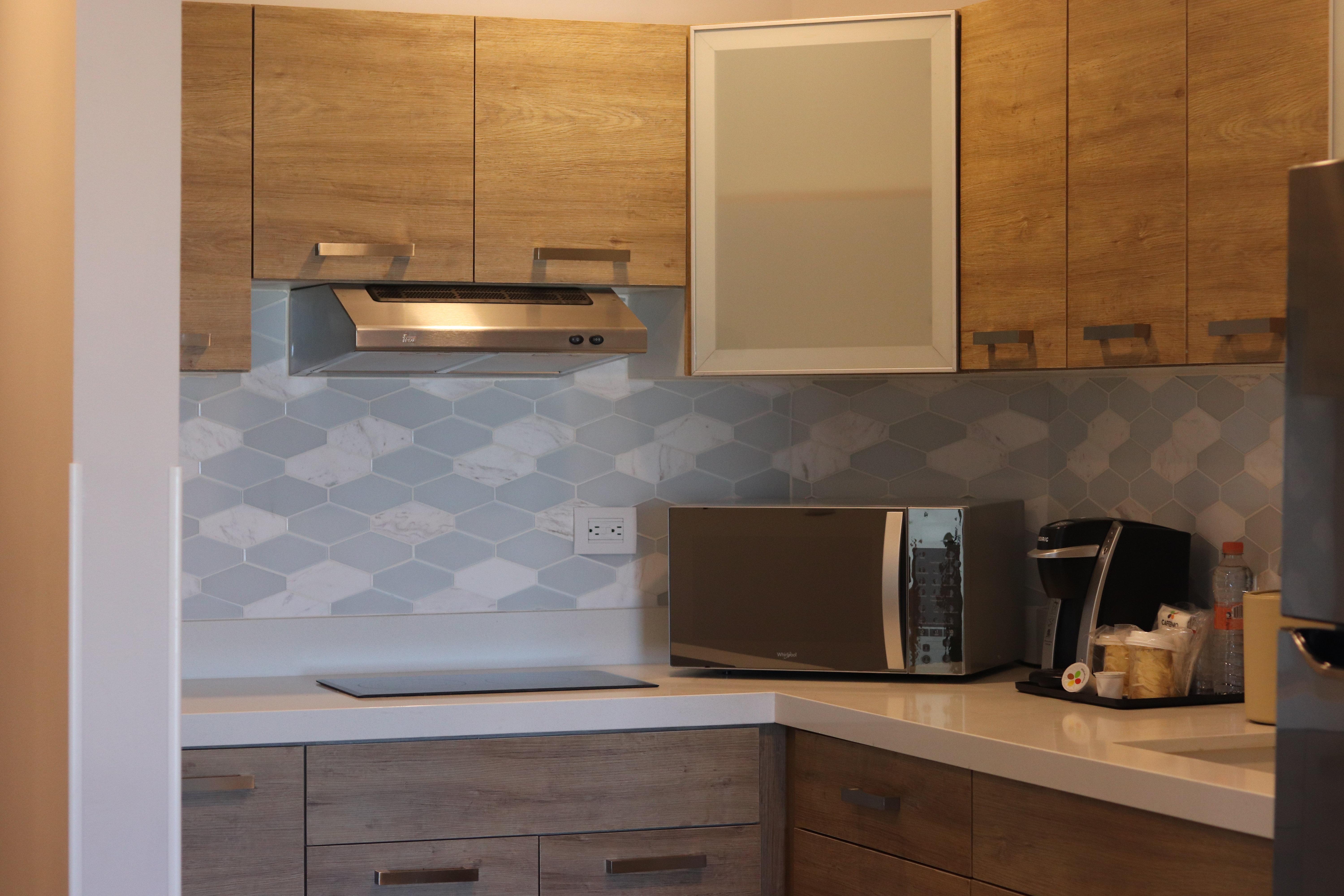 Holiday Inn Express Guaymas By Ihg Exterior foto A kitchen with a microwave oven