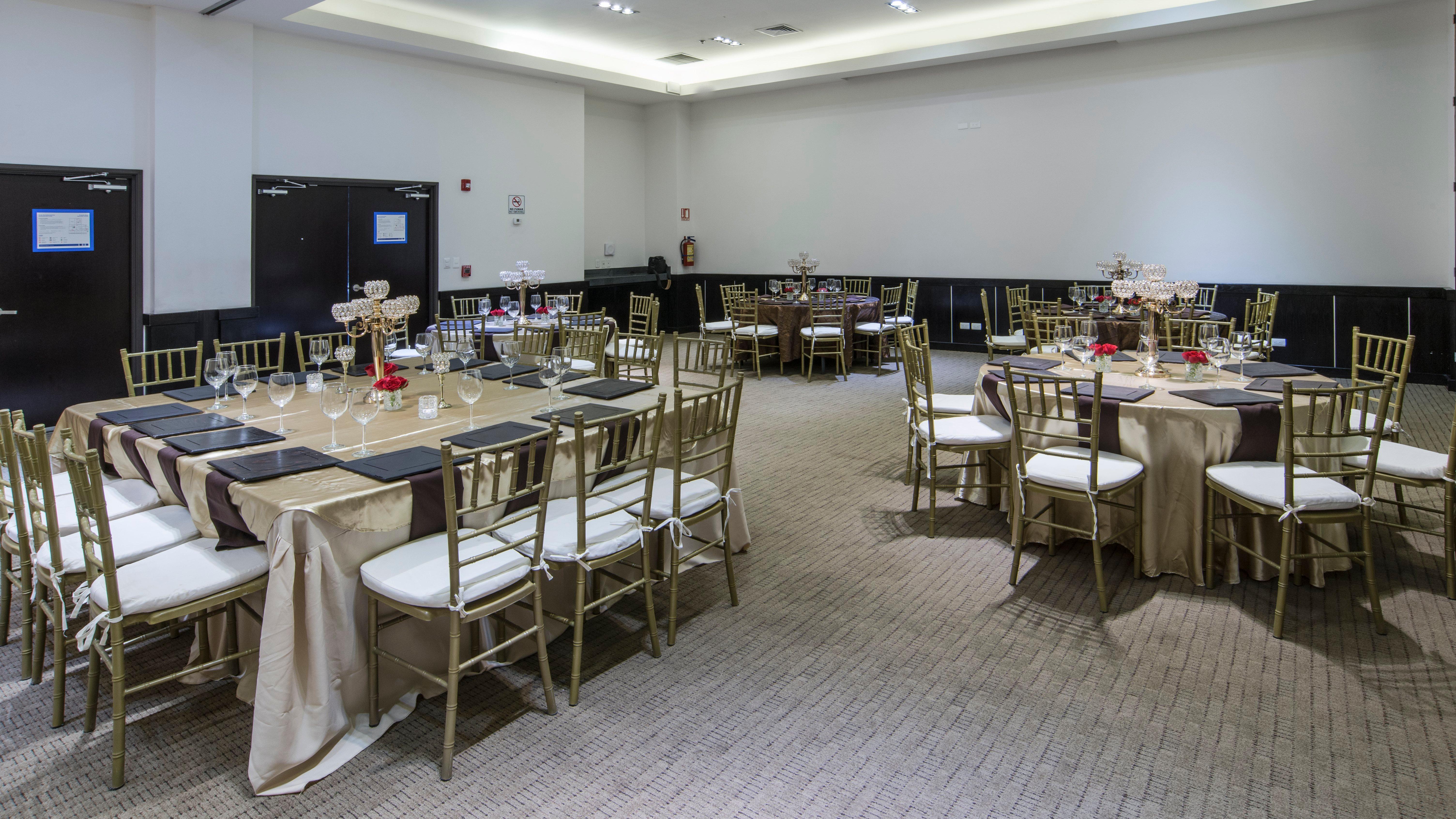 Holiday Inn Express Guaymas By Ihg Exterior foto The ballroom at the hotel